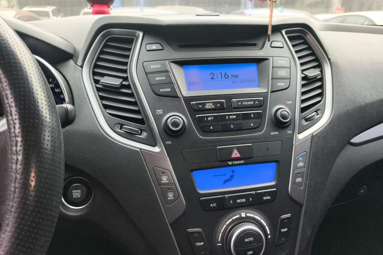 Used Hyundai Santa Fe 2013 2.4L Automatic Two-Wheel Drive Smart Version Audio And AC Panel