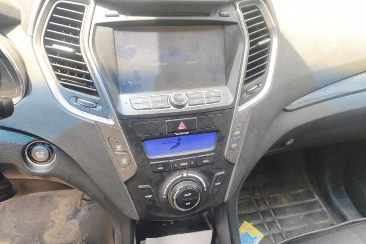 Used Hyundai Santa Fe 2013 2.4L Automatic Two-Wheel Drive Smart Version Audio And AC Panel