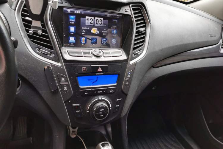 Used Hyundai Santa Fe 2013 2.4L Automatic Two-Wheel Drive Smart Version Audio And AC Panel