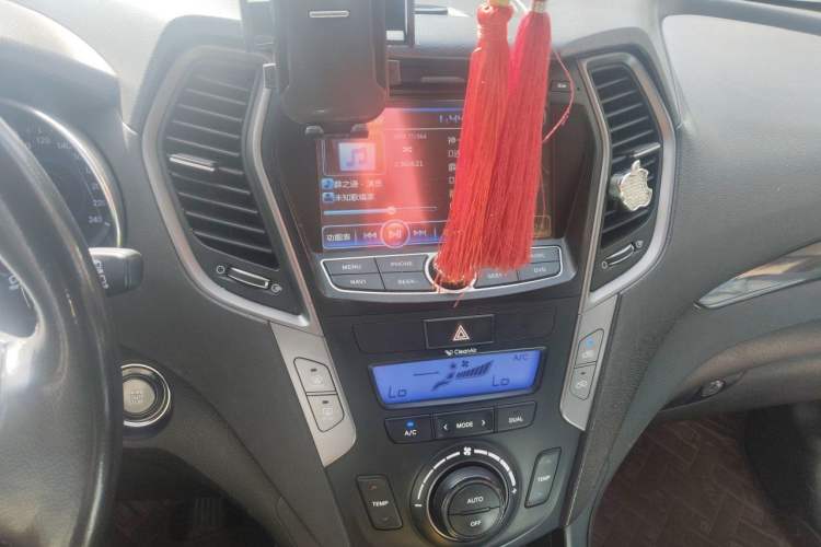 Used Hyundai Santa Fe 2013 2.4L Automatic Two-Wheel Drive Smart Version Audio And AC Panel
