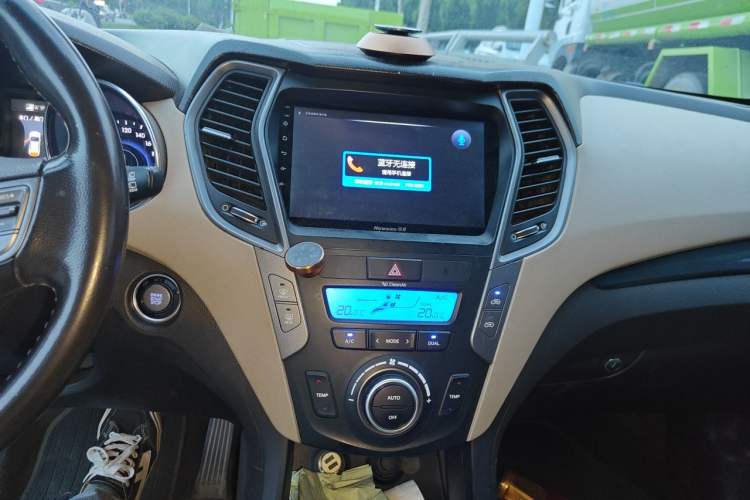 Used Hyundai Santa Fe 2013 2.4L Automatic Two-Wheel Drive Smart Version Audio And AC Panel