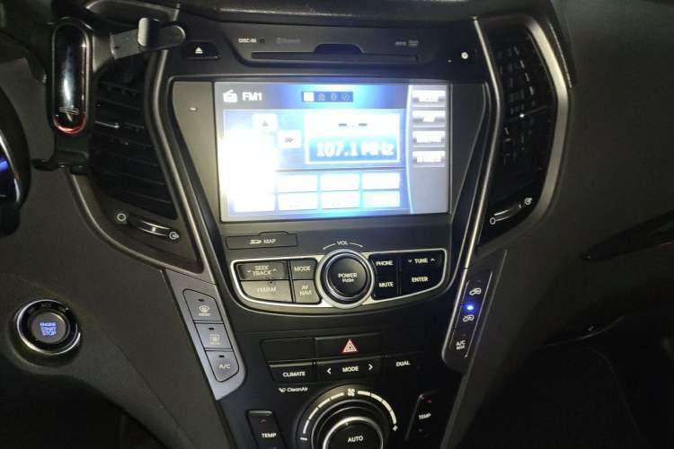 Used Hyundai Santa Fe 2013 Revised Version 2.0T Automatic All-Wheel Drive Top-Tier Trim Audio And AC Panel