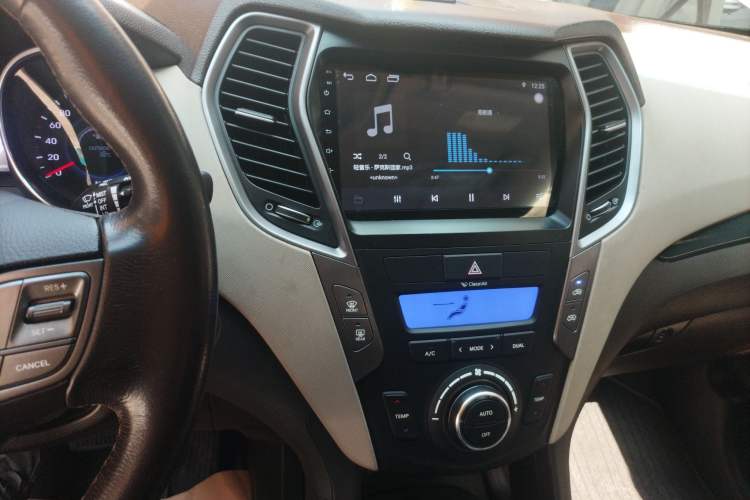Used Hyundai Santa Fe 2013 2.4L Automatic Two-Wheel Drive Smart Version Audio And AC Panel