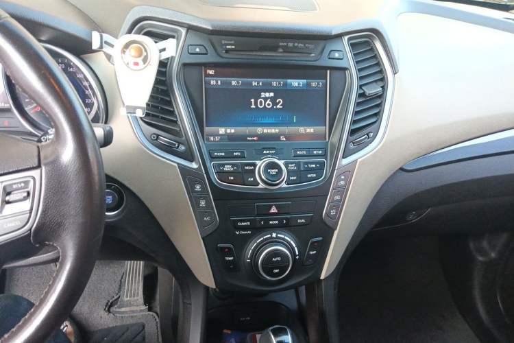 Used Hyundai Santa Fe 2013 2.0T Automatic All-Wheel Drive Top Trim Audio And AC Panel