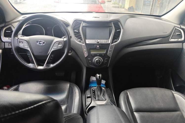 Used Hyundai Santa Fe 2013 2.4L Automatic Two-Wheel Drive Smart Version Center Console