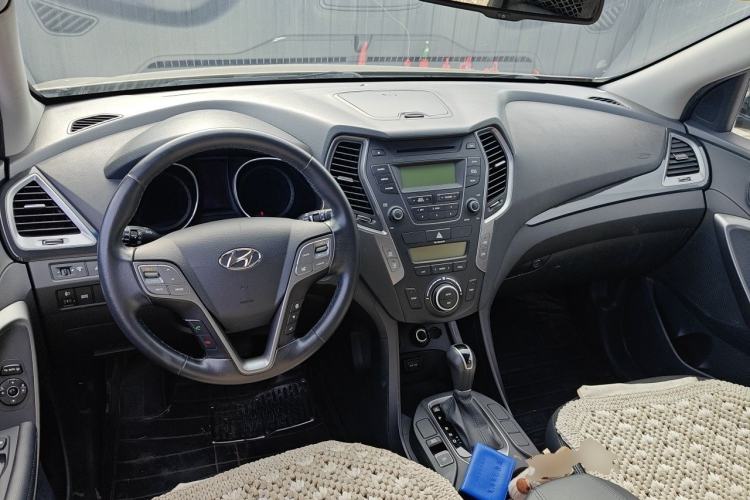 Used Hyundai Santa Fe 2013 2.4L Automatic Two-Wheel Drive Smart Version Center Console