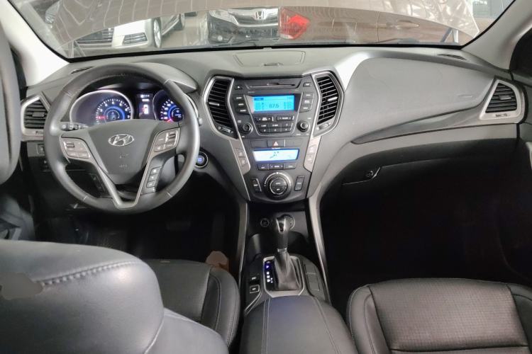 Used Hyundai Santa Fe 2013 2.4L Automatic Two-Wheel Drive Smart Version Center Console