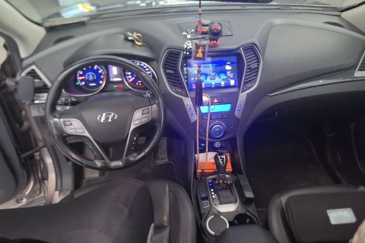 Used Hyundai Santa Fe 2013 2.4L Automatic Two-Wheel Drive Smart Version Center Console