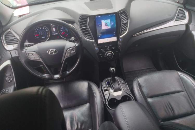 Used Hyundai Santa Fe 2013 2.0T Automatic All-Wheel Drive Top Trim Center Console