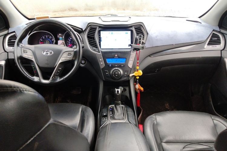 Used Hyundai Santa Fe 2013 2.4L Automatic Two-Wheel Drive Smart Version Center Console