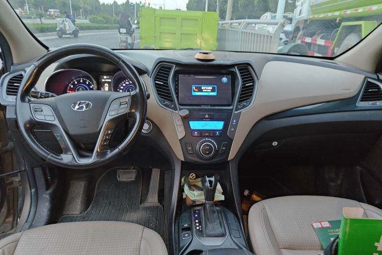 Used Hyundai Santa Fe 2013 2.4L Automatic Two-Wheel Drive Smart Version Center Console