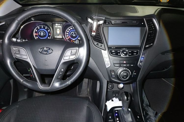 Used Hyundai Santa Fe 2013 Revised Version 2.0T Automatic All-Wheel Drive Top-Tier Trim Center Console