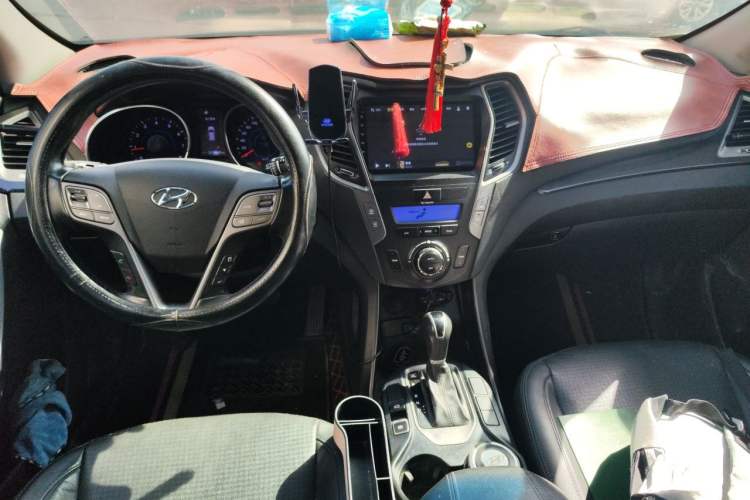 Used Hyundai Santa Fe 2013 2.4L Automatic 4x4 Smart Version Center Console