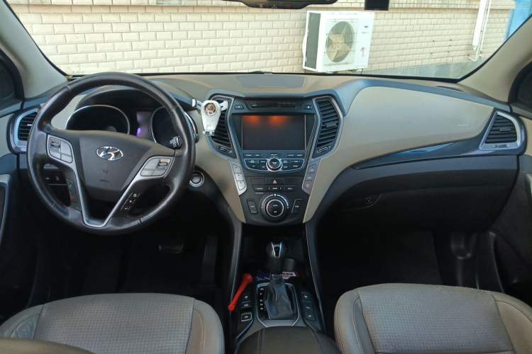 Used Hyundai Santa Fe 2013 2.0T Automatic All-Wheel Drive Top Trim Center Console