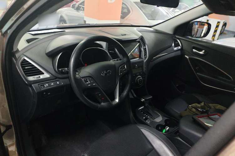 Used Hyundai Santa Fe 2013 2.4L Automatic Two-Wheel Drive Smart Version Center Console