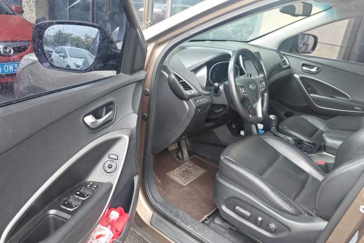 Used Hyundai Santa Fe 2013 2.4L Automatic Two-Wheel Drive Smart Version Driver Seat