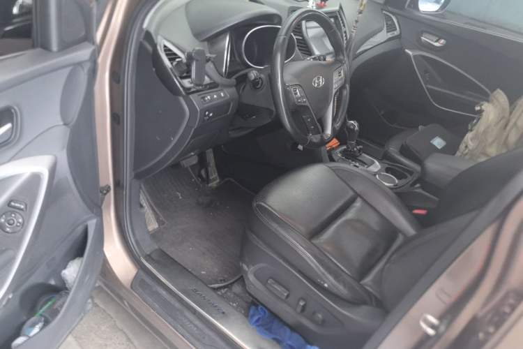 Used Hyundai Santa Fe 2013 2.4L Automatic Two-Wheel Drive Smart Version Driver Seat