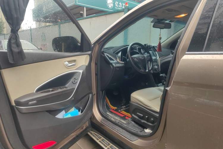Used Hyundai Santa Fe 2013 2.4L Automatic Two-Wheel Drive Smart Version Driver Seat