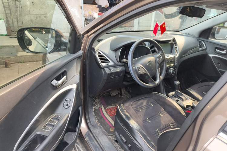 Used Hyundai Santa Fe 2013 2.4L Automatic Two-Wheel Drive Smart Version Driver Seat
