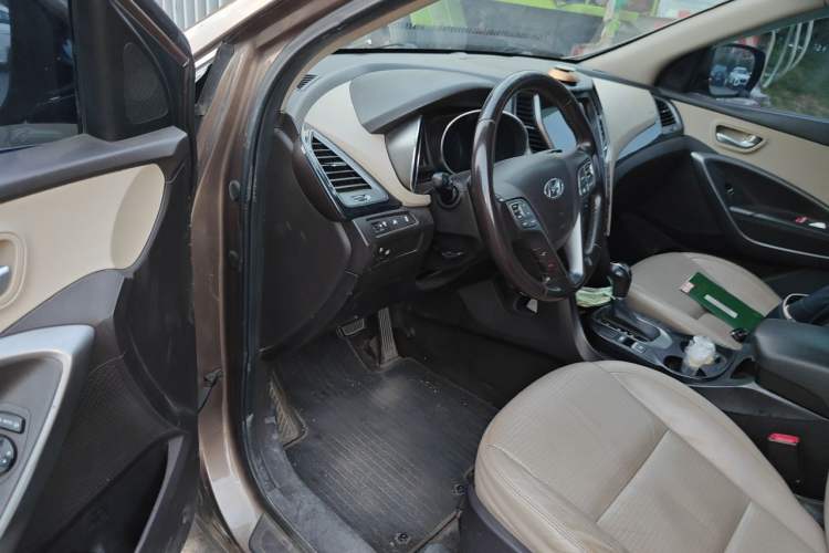 Used Hyundai Santa Fe 2013 2.4L Automatic Two-Wheel Drive Smart Version Driver Seat