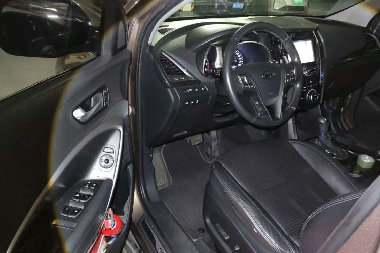Used Hyundai Santa Fe 2013 Revised Version 2.0T Automatic All-Wheel Drive Top-Tier Trim Driver Seat