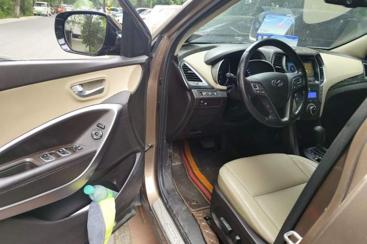 Used Hyundai Santa Fe 2013 2.4L Automatic Two-Wheel Drive Smart Version Driver Seat