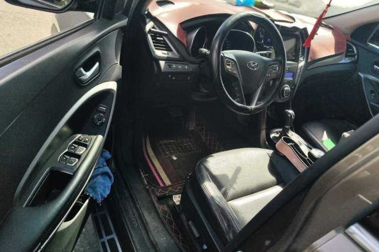 Used Hyundai Santa Fe 2013 2.4L Automatic 4x4 Smart Version Driver Seat