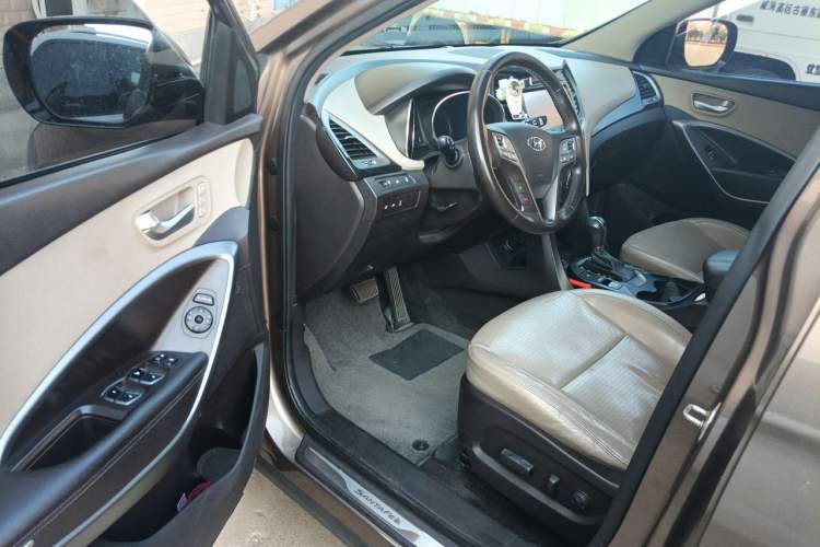 Used Hyundai Santa Fe 2013 2.0T Automatic All-Wheel Drive Top Trim Driver Seat