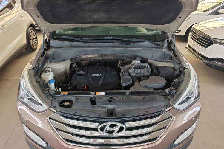 Used Hyundai Santa Fe 2013 Revised Version 2.4L Automatic All-Wheel Drive Smart Type Engine Bay