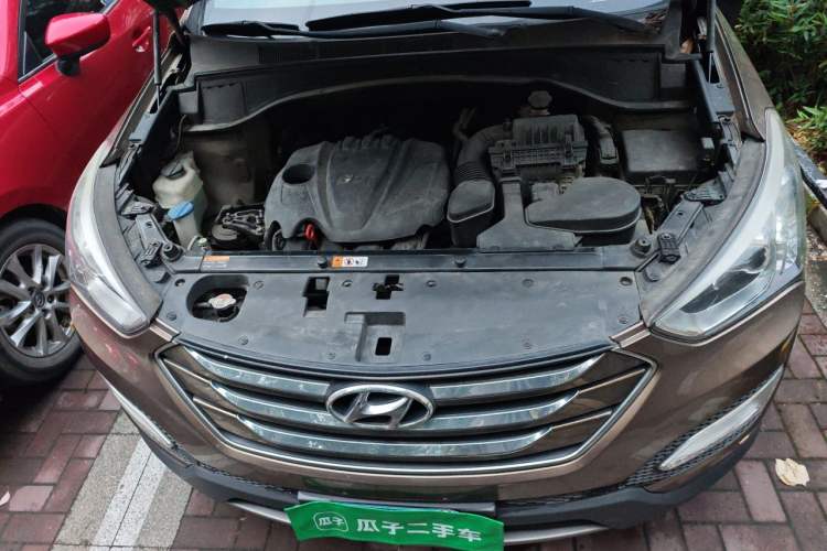 Used Hyundai Santa Fe 2013 Revised Version 2.4L Automatic All-Wheel Drive Smart Type Engine Bay
