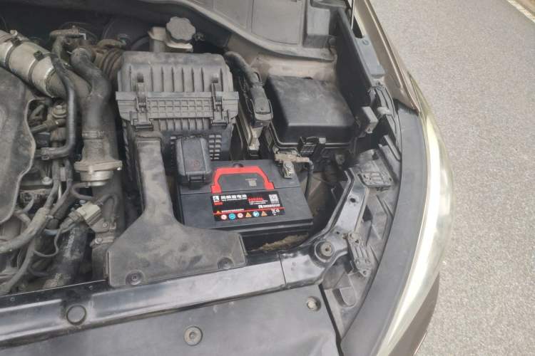 Used Hyundai Santa Fe 2013 2.0T Automatic All-Wheel Drive Top Trim Engine Bay Left