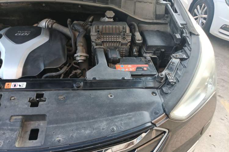 Used Hyundai Santa Fe 2013 2.0T Automatic All-Wheel Drive Top Trim Engine Bay Left
