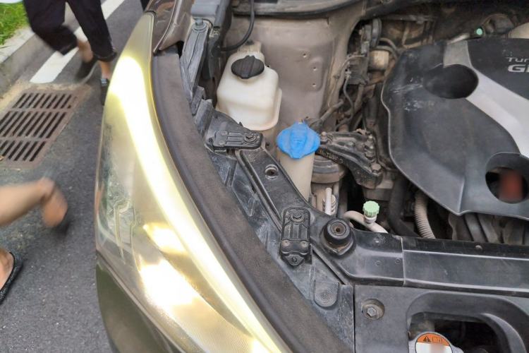 Used Hyundai Santa Fe 2013 2.0T Automatic All-Wheel Drive Prestige Version Engine Bay Right
