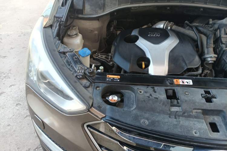 Used Hyundai Santa Fe 2013 2.0T Automatic All-Wheel Drive Top Trim Engine Bay Right