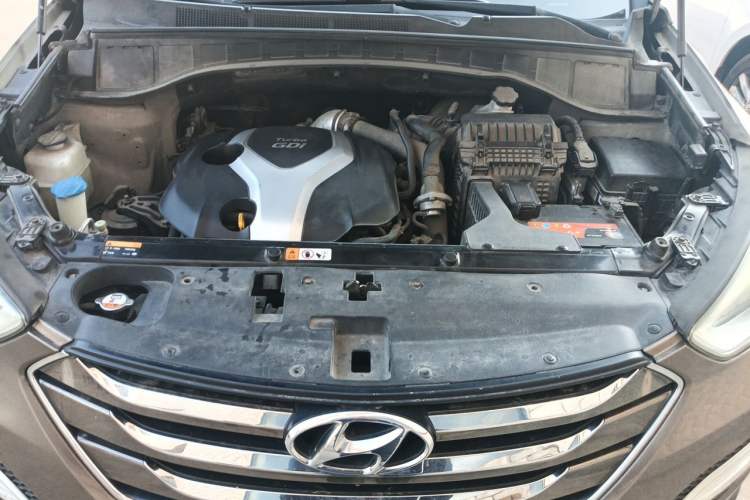 Used Hyundai Santa Fe 2013 2.0T Automatic All-Wheel Drive Top Trim Engine Bay
