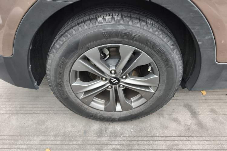 Used Hyundai Santa Fe 2013 2.4L Automatic Two-Wheel Drive Smart Version Exterior 8