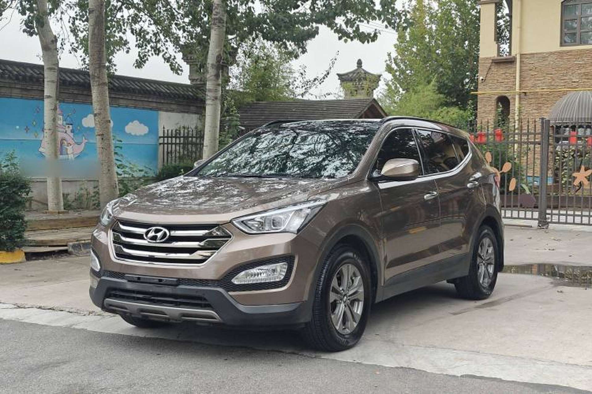 Used Hyundai Santa Fe 2013 2.4L Automatic Two-Wheel Drive Smart Version Front Left 45 Deg