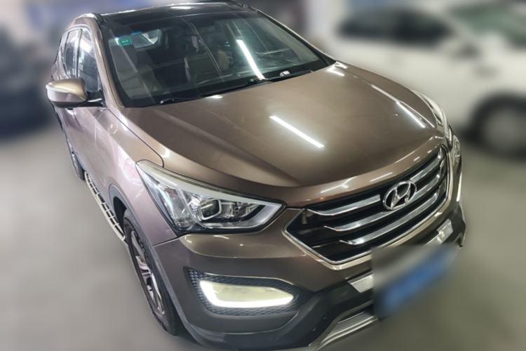 Used Hyundai Santa Fe 2013 2.4L Automatic Two-Wheel Drive Smart Version Front Right 45 Deg