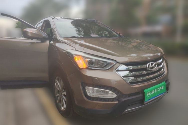 Used Hyundai Santa Fe 2013 2.0T Automatic All-Wheel Drive Top Trim Front Right 45 Deg