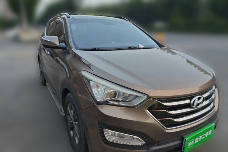 Used Hyundai Santa Fe 2013 2.4L Automatic Two-Wheel Drive Smart Version Front Right 45 Deg