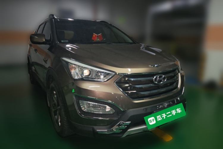 Used Hyundai Santa Fe 2013 2.4L Automatic Two-Wheel Drive Smart Version Front Right 45 Deg