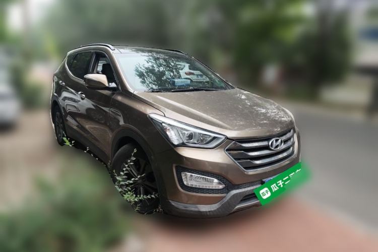 Used Hyundai Santa Fe 2013 2.4L Automatic Two-Wheel Drive Smart Version Front Right 45 Deg