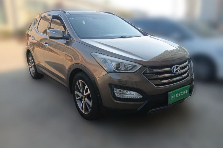 Used Hyundai Santa Fe 2013 2.0T Automatic All-Wheel Drive Top Trim Front Right 45 Deg