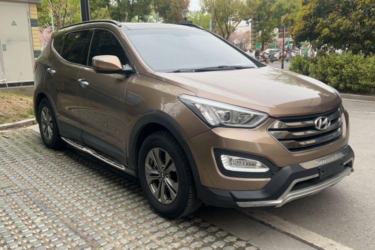 Used Hyundai Santa Fe 2013 2.4L Automatic Two-Wheel Drive Smart Version Front Right 45 Deg
