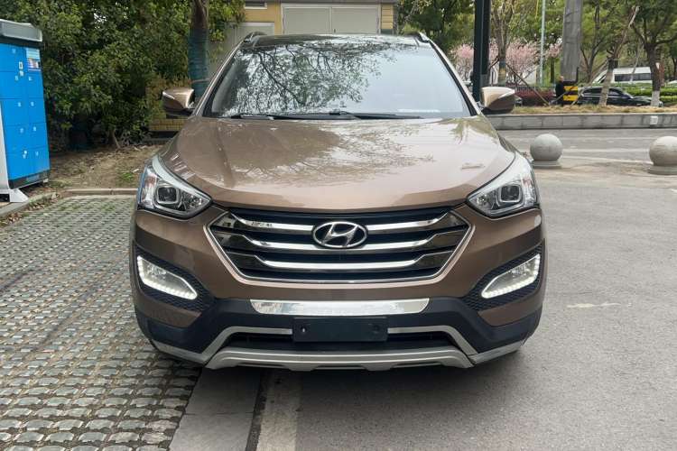 Used Hyundai Santa Fe 2013 2.4L Automatic Two-Wheel Drive Smart Version Front