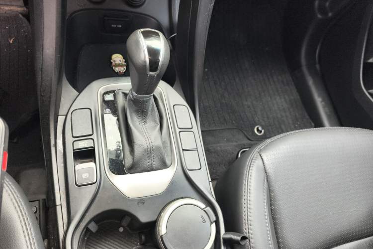 Used Hyundai Santa Fe 2013 2.4L Automatic Two-Wheel Drive Smart Version Gear Lever