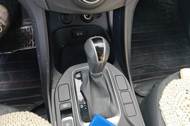 Used Hyundai Santa Fe 2013 2.4L Automatic Two-Wheel Drive Smart Version Gear Lever