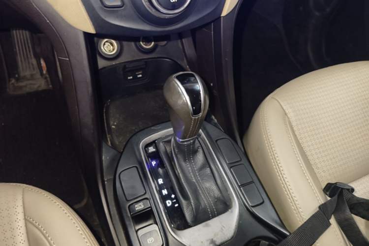 Used Hyundai Santa Fe 2013 2.4L Automatic Two-Wheel Drive Smart Version Gear Lever