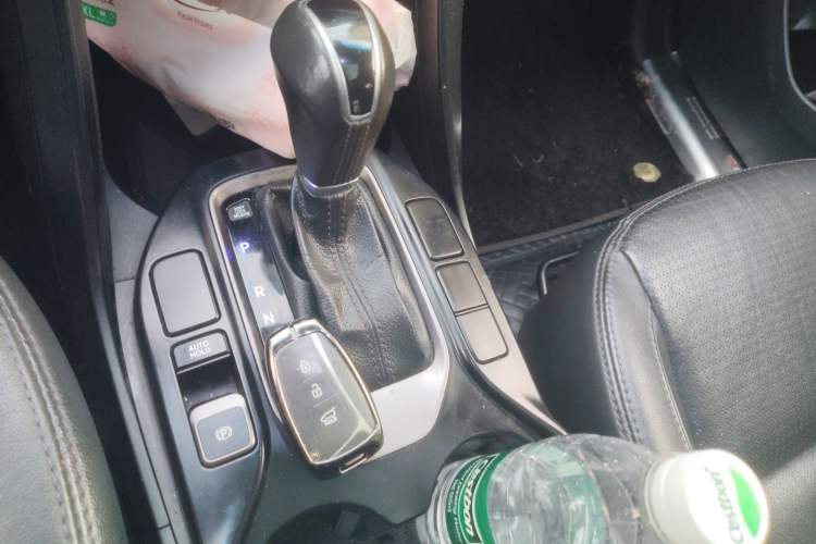 Used Hyundai Santa Fe 2013 2.4L Automatic Two-Wheel Drive Smart Version Gear Lever