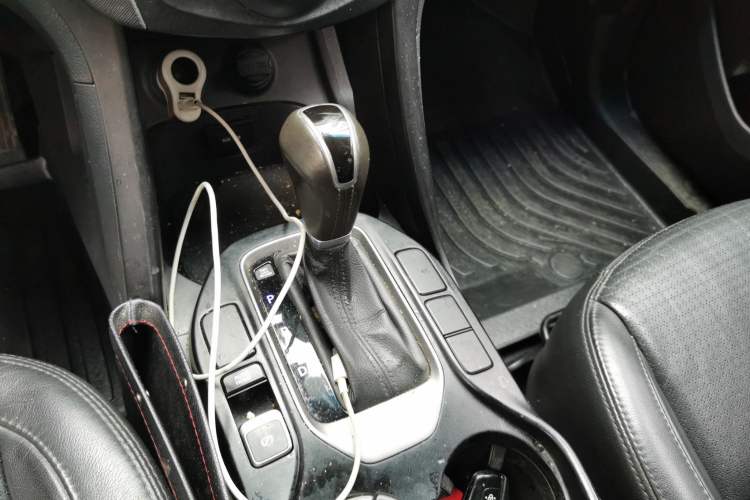 Used Hyundai Santa Fe 2013 2.4L Automatic Two-Wheel Drive Smart Version Gear Lever